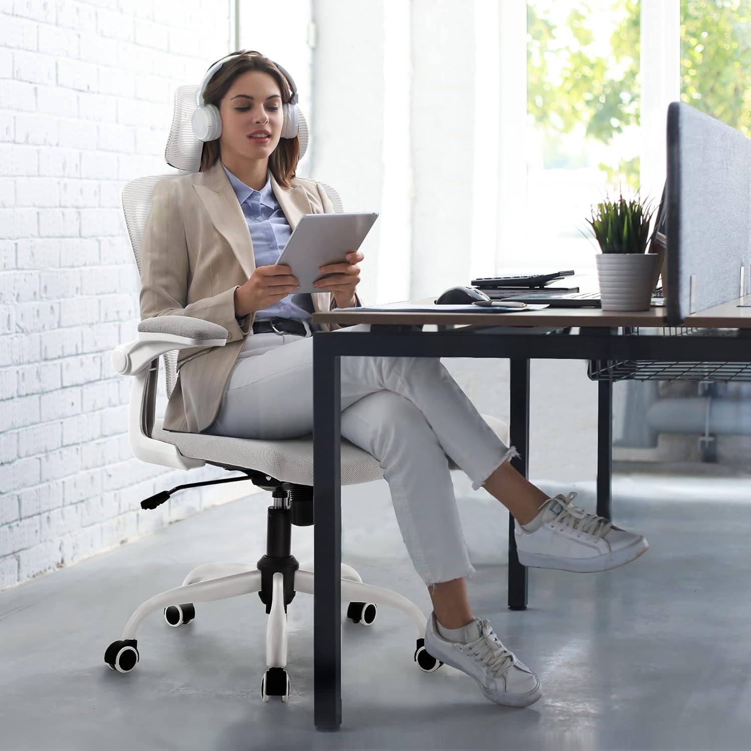 Silla de Oficina Ergonómica con Respaldo Alto Soporte Lumbar Ajustable Altura de Inclinación y Reposabrazos Gris