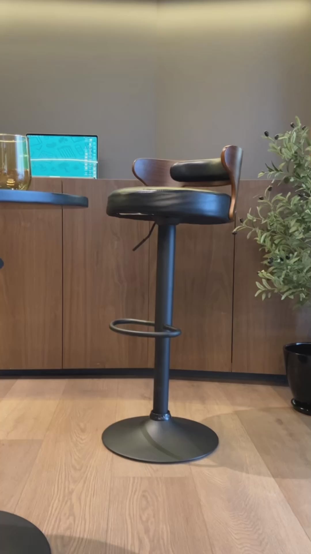 Juego de 2 Bancos de Barra Giratorios Respaldo Curvo de Madera en Negro y Nogal para Cocina o Bar