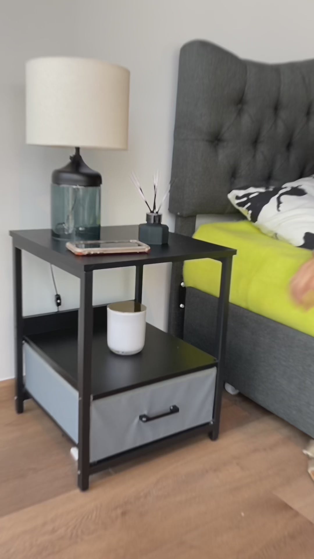 Burós Mesita de Noche Mesita Auxiliar con Cajón Extraíble de Bolsillo de Tela para Dormitorio y Salón Negro