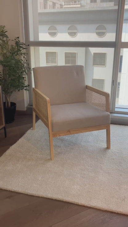 Sillón Moderno Individual con Tapizado de Malla de Ratán y Estructura de Madera Color Beige