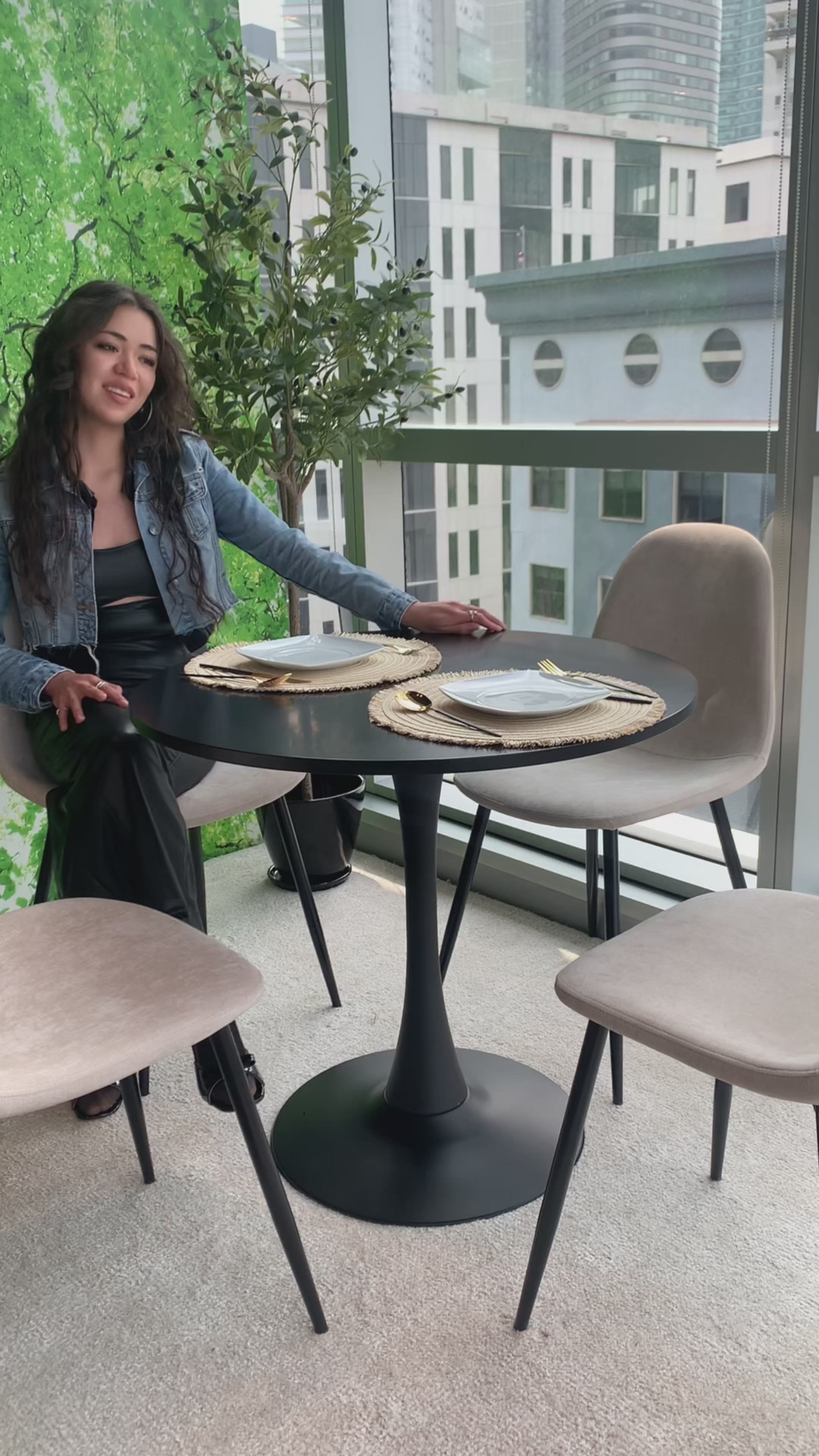 Mesa de Comedor Redonda Pequeña Eames de 2 a 4 Plazas Color Negro